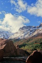 Image du Maroc Professionnelle de  Un berger berbère du haut Atlas vêtu par son djellaba colorée presque de la teinte de la pierre, s'incruste dans les roches de montagnes, comme un caméléon à proximité de l'Oukaimden, Samedi 22 Février 1987. (Photo / Abdeljalil Bounhar)